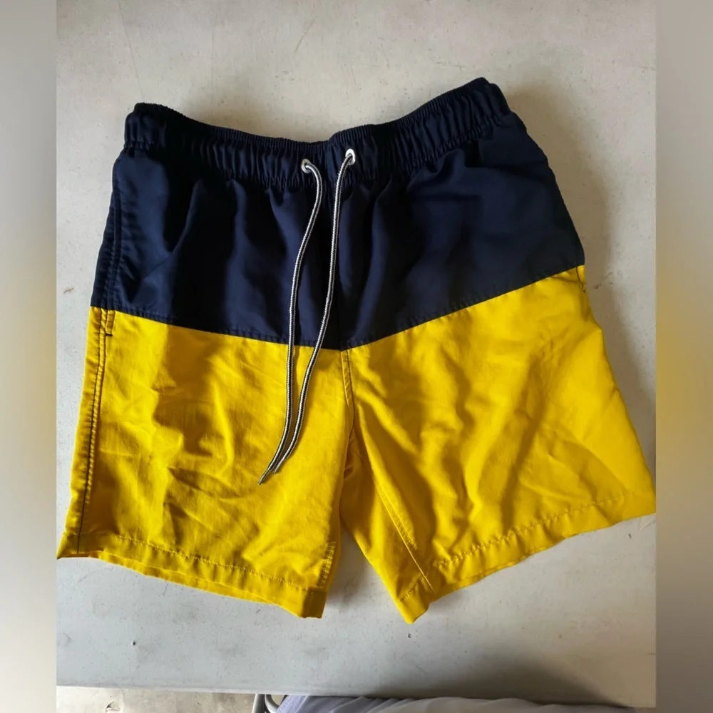 SPEEDO MEN’S  NAVY & YELLOW MESH LINED SWIN TRUNKS. SIZE MEDIUM  GREAT CONDITION